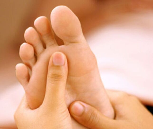 A fungal infection first manifests itself as peeling and itching of the skin on the feet. 