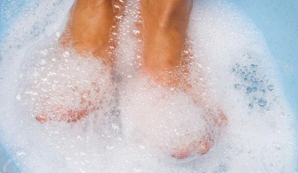baths with laundry soap to treat toenail fungus